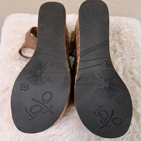Brand new OTBT wedge sandals - Picture 10 of 10